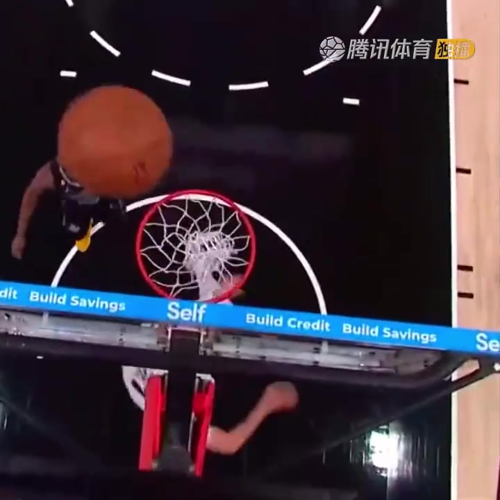 罕見一幕！努爾基奇拋投 球神奇停在籃板上沿 看呆凱爾登?。ㄅ瑺柣婕\）